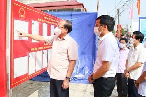 Phó Bí thư Thường trực Tỉnh ủy Hoàng Công Thủy kiểm tra công tác chuẩn bị bầu cử tại Yên Lập