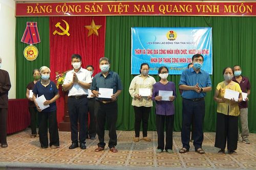 Tặng quà người lao động có hoàn cảnh khó khăn
