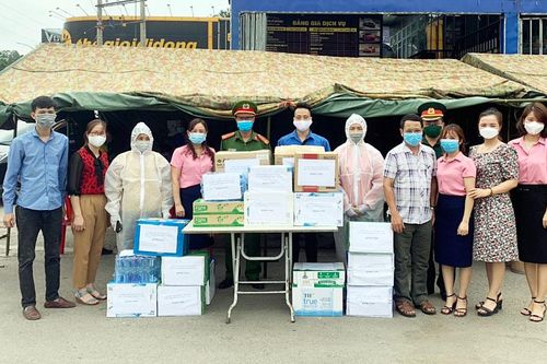 Trường THCS Tân Long ủng hộ lực lượng trực tiếp chống dịch