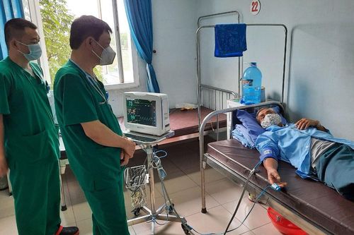 Cứu sống bệnh nhân nuốt phải chiếc đinh sắt dài gần 5cm