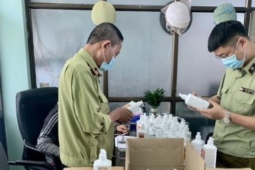 Hà Nội: Bắt lô nước sát khuẩn có dấu hiệu giả mạo tại chợ thuốc Hapulico