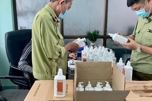 Phát hiện lô hàng nước sát khuẩn tay giả mạo ASIRUB