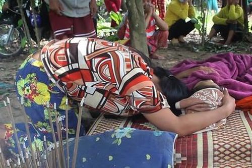 Bố mải tát ao cá, con gái 5 tuổi đuối nước thương tâm