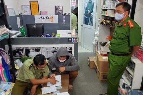 TPHCM: Phát hiện kho mỹ phẩm, thực phẩm chức năng không rõ nguồn gốc