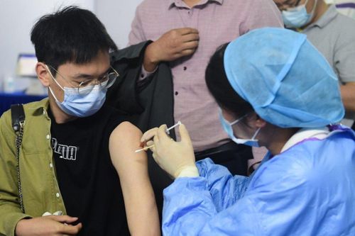Lý do người Trung Quốc bất ngờ đổ xô đi tiêm vaccine