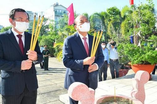 Chủ tịch nước dâng hương tại khu di tích lịch sử Nhà thương Giếng Nước