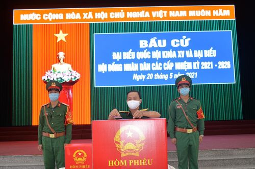 Lực lượng vũ trang TP Cần Thơ bỏ phiếu bầu cử sớm
