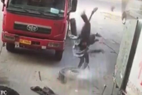 Lốp ô tô phát nổ hất văng người đàn ông lên không trung