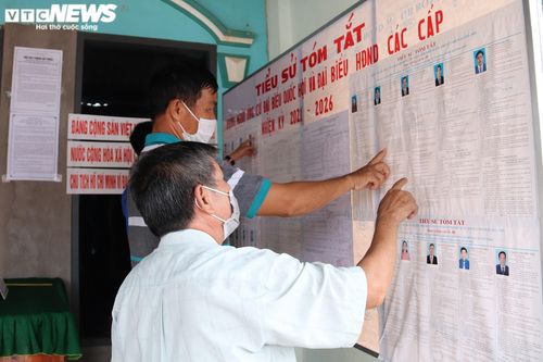 Bộ đội hỗ trợ người dân xã đảo Thổ Châu đi bỏ phiếu nếu thời tiết xấu