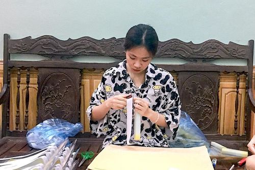 Sinh viên làm 10.000 mũ chống giọt bắn ủng hộ Bắc Giang, Bắc Ninh chống dịch