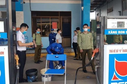 Cây xăng bị rút giấy phép vẫn ngang nhiên mở cửa kinh doanh