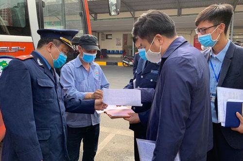 Lái xe, nhân viên phục vụ trên xe phải tự ghi chép thông tin hành khách
