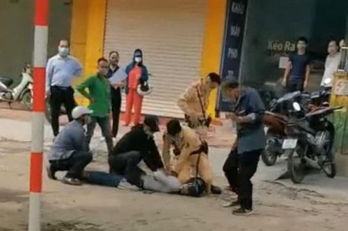 Khống chế đối tượng nghiện ma túy tấn công cảnh sát giao thông