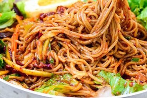 Mùa hè thì phải học ngay cách làm mì trộn lạnh chuẩn vị Hàn Quốc để ăn cho mát thôi!
