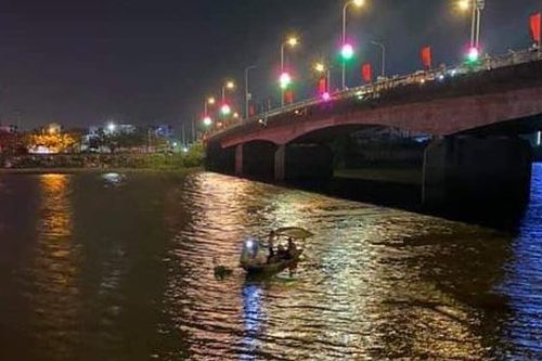 Nam thanh niên để lại đôi dép tổ ong trên bờ rồi nhảy cầu tự tử