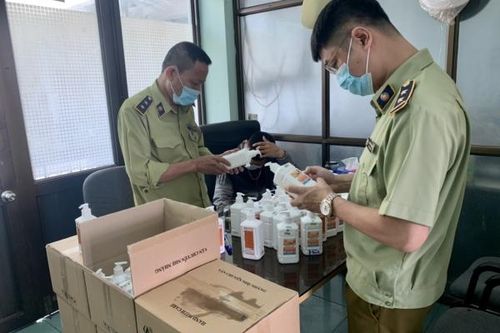 Phát hiện lô hàng nước sát khuẩn tay có dấu hiệu giả mạo
