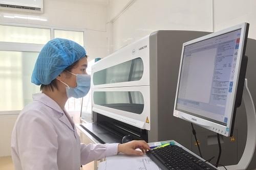 'Máy xét nghiệm chưa nghỉ, nhân viên y tế chưa được phép dừng tay'