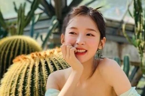 Vì sao nữ idol này đã 22 tuổi mà mặc áo hở vai vẫn bị netizen chê 'quá hở hang'?