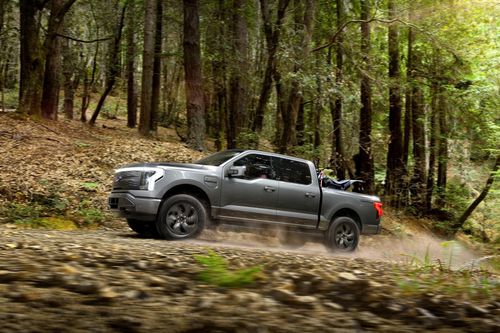 Xe bán tải F-150 Lightning điện, 'khủng long' thông minh xuất hiện