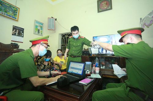 Công an mang máy đến tận nhà người cao tuổi, cấp căn cước trong đêm