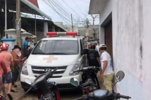 Bị cấm cản đi chơi, nam thanh niên đâm bà nội, chị gái người yêu thương vong