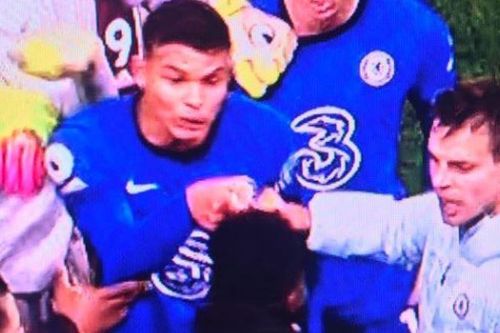 Chelsea, Leicester bị phạt