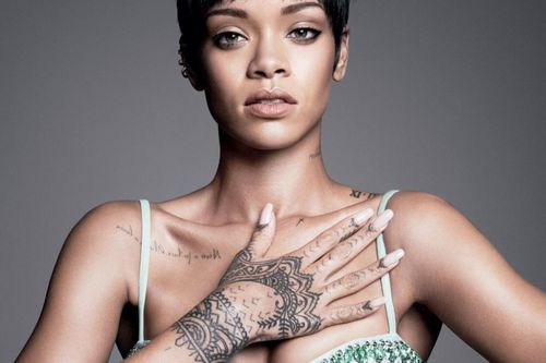 Vì sao Rihanna xăm hình súng, nữ thần Ai Cập trên cơ thể?