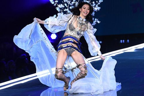 Người mẫu bị trẹo chân, vồ ếch khi catwalk