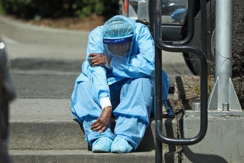 Hầu tòa vì gọi nhân viên y tế là 'virus'