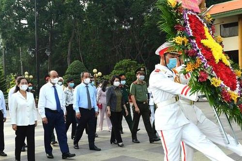 Chủ tịch nước Nguyễn Xuân Phúc viếng Đền tưởng niệm Liệt sĩ Bến Dược tại huyện Củ Chi - TPHCM