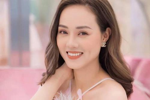 Nụ cười 'tỏa nắng' của vợ NSND Công Lý