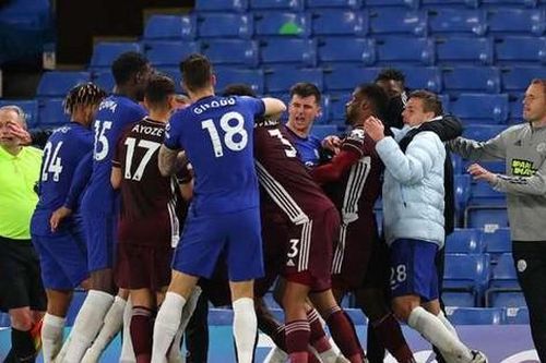 Cầu thủ 'choảng' nhau, Chelsea và Leicester bị phạt