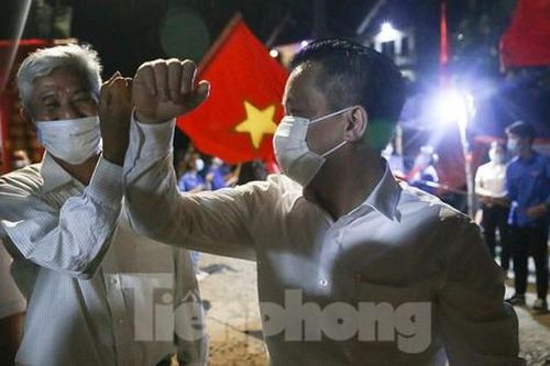 Người dân Lỗ Giao reo hò vui mừng trong thời khắc gỡ bỏ phong tỏa