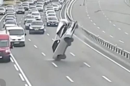 Ô tô lật ngửa do mắc dây điện trên cao tốc