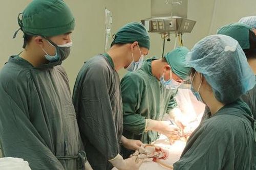 Cần cẩu nâng ống cống bê tông đập trúng bụng, nam công nhân nguy kịch vì vỡ tạng