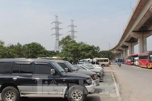 Trăm kiểu lấn chiếm, bóp nghẹt lòng đường cửa ngõ Hà Nội