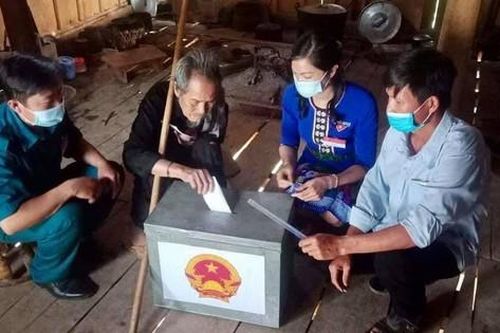 Những 'thùng phiếu di động' vượt đèo đến tận nhà cử tri cao tuổi