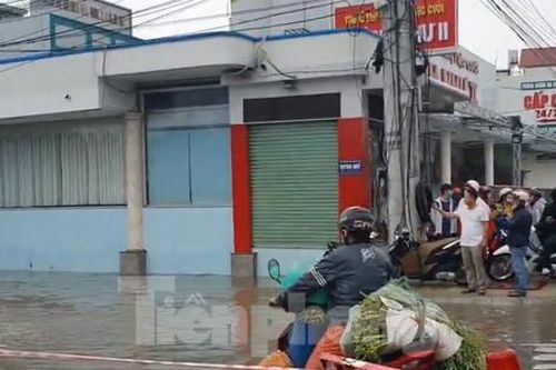 Nhiều tuyến đường ở Bình Dương biến thành 'sông' sau trận mưa lớn