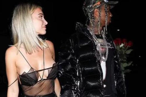 Bạn gái rapper gốc Việt Tyga lại khiến người nhìn 'đỏ mặt' với áo hở hang quá đà
