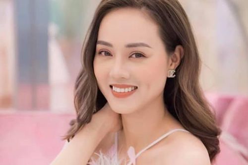 Nụ cười 'tỏa nắng' của vợ NSND Công Lý