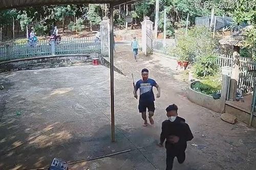 Nhóm côn đồ mang hung khí xông vào nhà dân ở Bình Phước