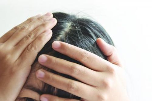 Tự nhuộm tóc bạc coi chừng rước họa