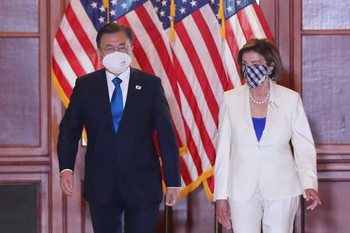 Tổng thống Hàn Quốc Moon Jae-in gặp Chủ tịch Hạ viện Mỹ Nancy Pelosi