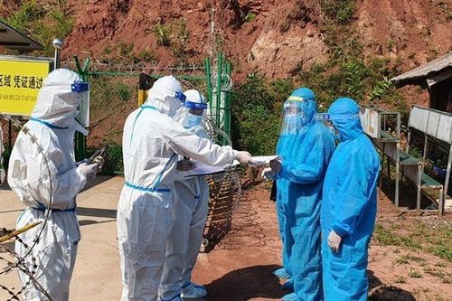 Điện Biên: Bàn giao 2 đối tượng người Trung Quốc nhập cảnh trái phép