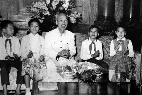 Nhiều hoạt động kỷ niệm 131 năm ngày sinh Chủ tịch Hồ Chí Minh tại Ukraine
