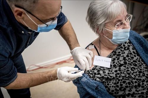 Đan Mạch tiêm vaccine của AstraZeneca và Johnson & Johnson cho những người tình nguyện