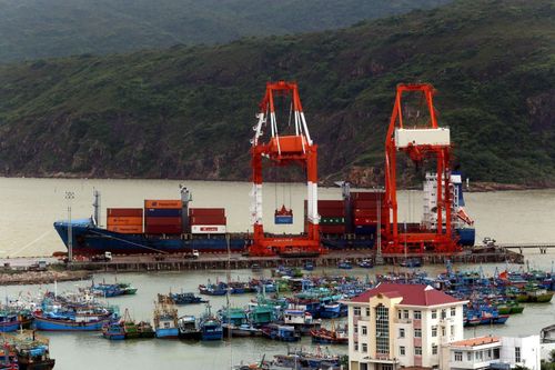 Doanh nghiệp cảng biển vượt 'bão' COVID-19