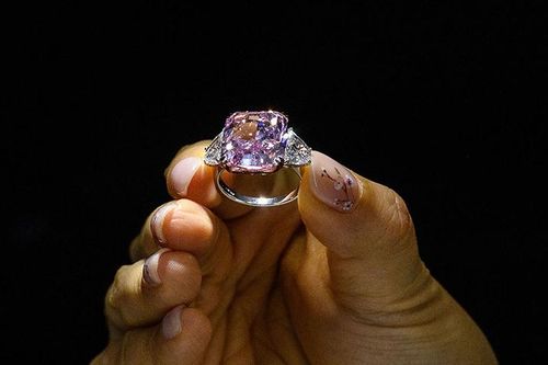 Chiêm ngưỡng viên kim cương hồng lớn nhất được bán đấu giá