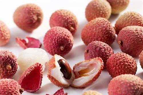 Trẻ bị hóc dị vật do ăn hoa quả, cha mẹ cần làm ngay những điều này