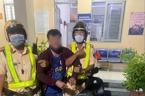 Bắt đối tượng nghi vấn sử dụng Giấy đăng ký xe giả